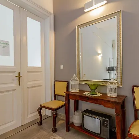 Lil Josephs Cosy Beige Number Ii Apartman